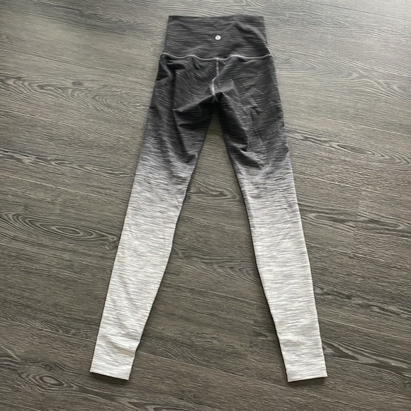Sz6 Lululemon Hi-Rise Wunder Under Ombré Melange 31” grey/black leggings. EUC - Picture 8 of 11